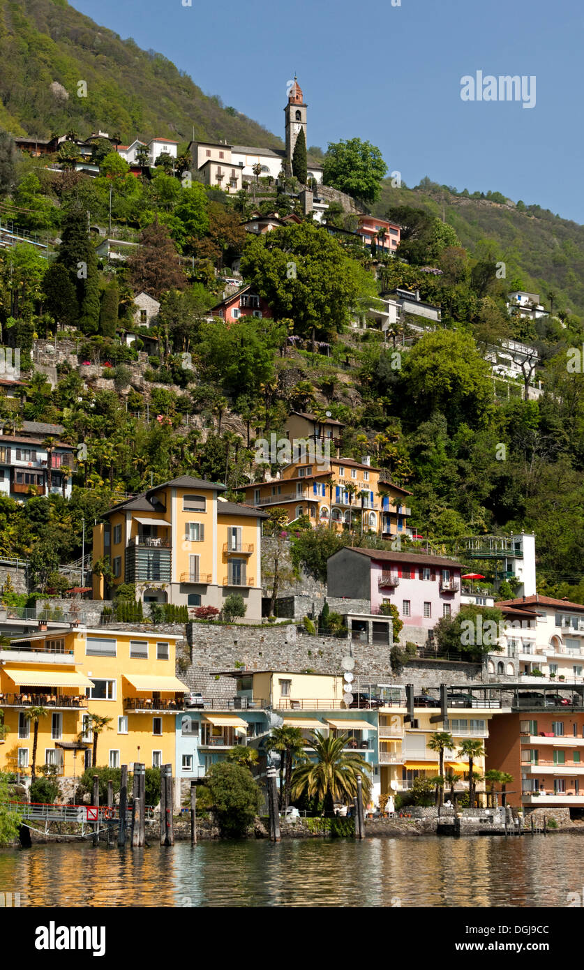 Villaggio di Ronco sopra Ascona su un ripido pendio di montagna sopra il Lago Maggiore, Ticino, Svizzera, Europa Foto Stock