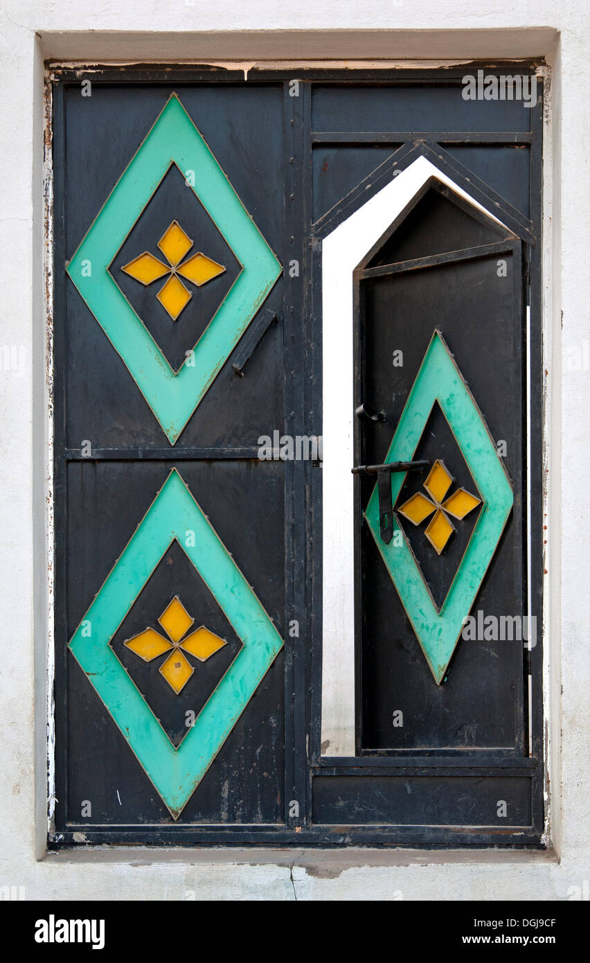 Tradizionale porta in legno con decorazioni geometriche, ceneri fusc, Sultanato di Oman, Medio Oriente e Asia sud-ovest, in Asia Foto Stock