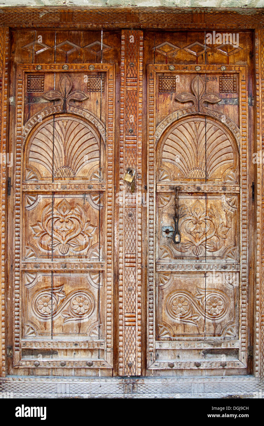 Tradizionale porta in legno con sculture ornate, ceneri fusc, Sultanato di Oman, Medio Oriente e Asia sud-ovest, in Asia Foto Stock