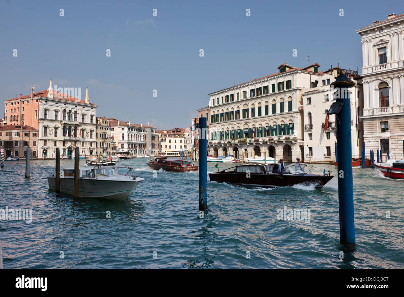 I taxi d'acqua sul Canal Grande di Venezia. Foto Stock