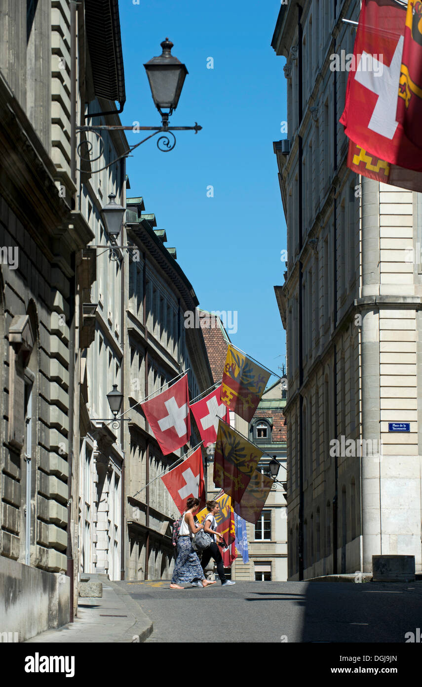 Bandiere di Svizzera e il Cantone di Ginevra nella corsia di Rathausgasse o Rue de l'Hôtel de Ville, nella città vecchia di Ginevra Foto Stock