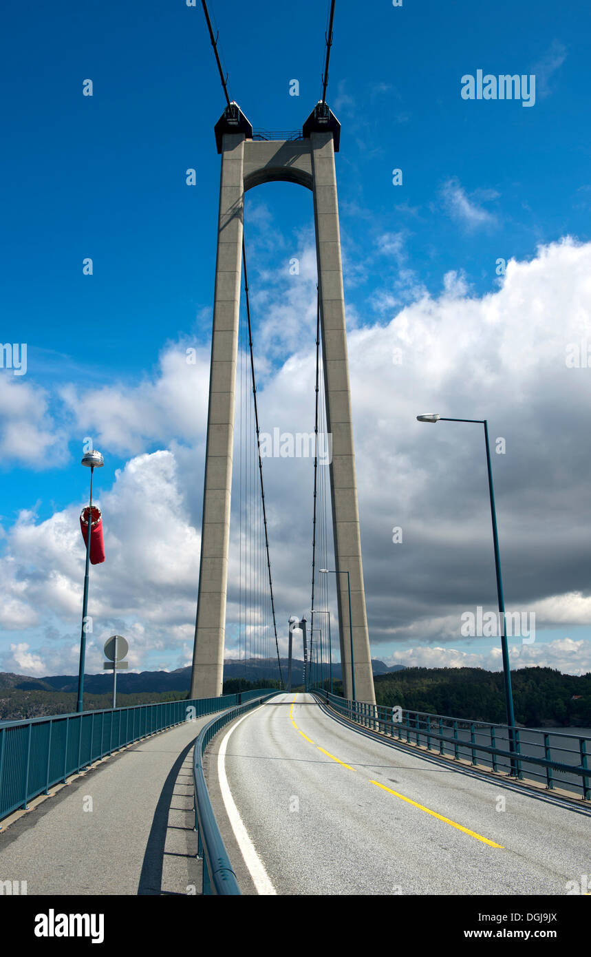 Cemento armato pilone del Stordabrua o Stord sospensione ponte attraverso il suono Digernessundet come un collegamento tra Foto Stock