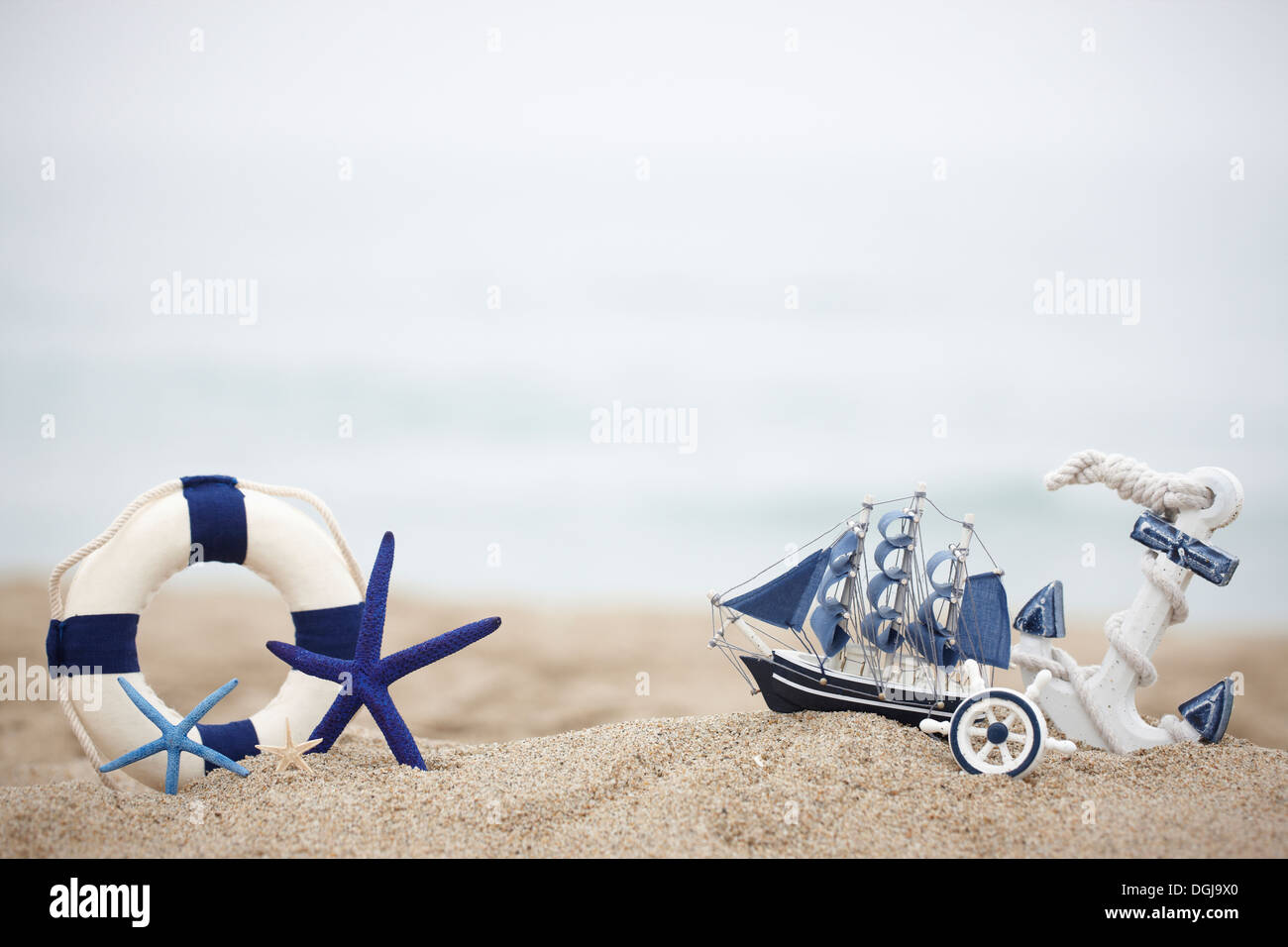 Un giocattolo nave e altri giocattoli sulla spiaggia Foto Stock