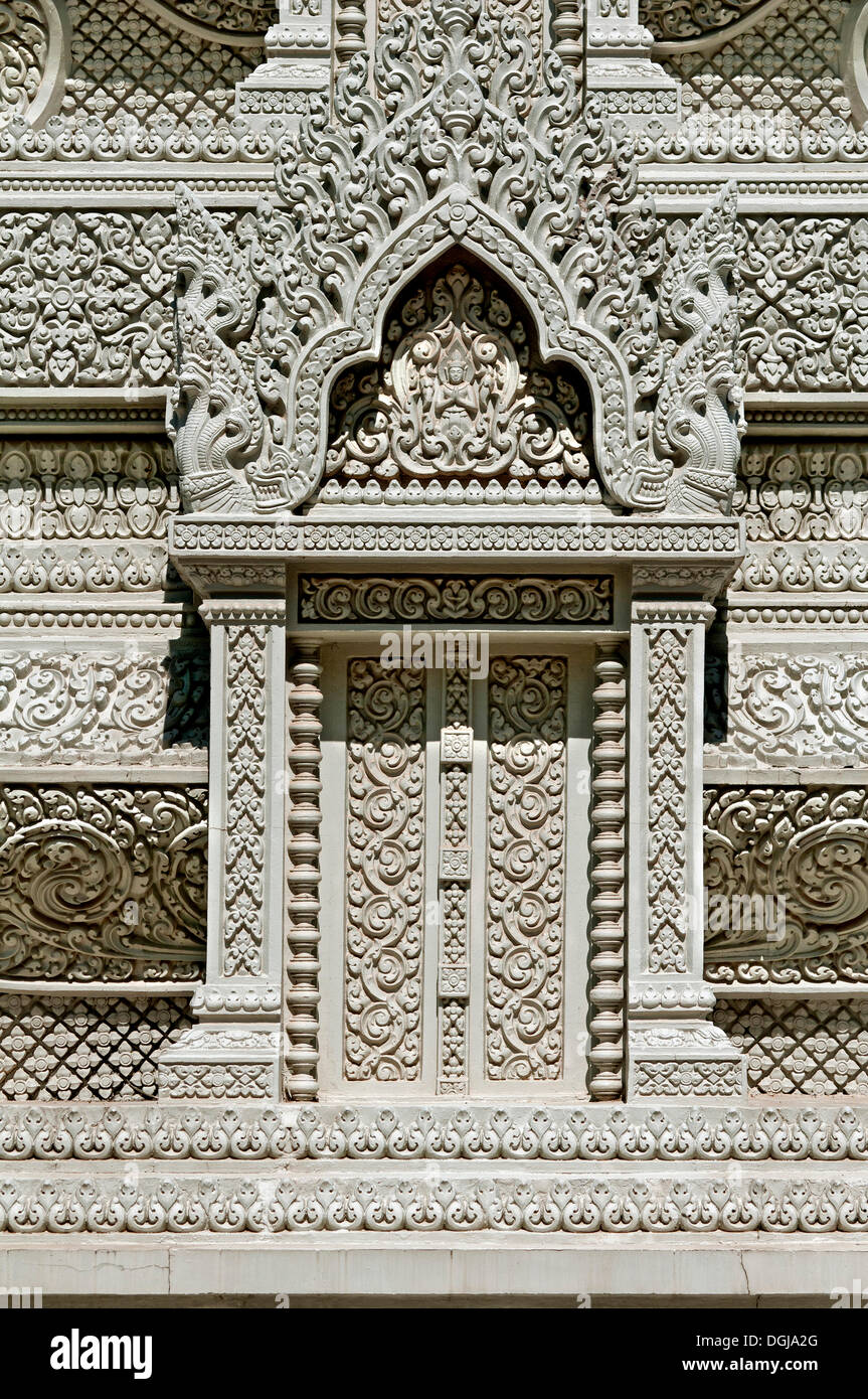 Vista dettagliata di uno stupa, decorata con elaborati sculture in pietra, dal re Norodom I della Cambogia, Wat Preah Keo, Royal Palace Foto Stock