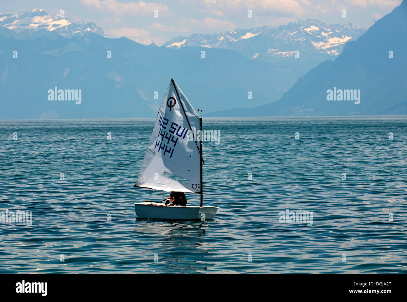 Dinghy 'Optimist' vela sul Lago di Ginevra vicino a Morges, Vaud Alpi sul retro, Alpes vaudoises, Canton Vaud, Svizzera, Europa Foto Stock