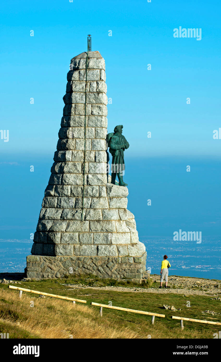 Visitatore il monumento alla montagna del battaglione di fanteria diavoli blu, diables bleus, sul vertice del Grand Ballon, sopra il Foto Stock