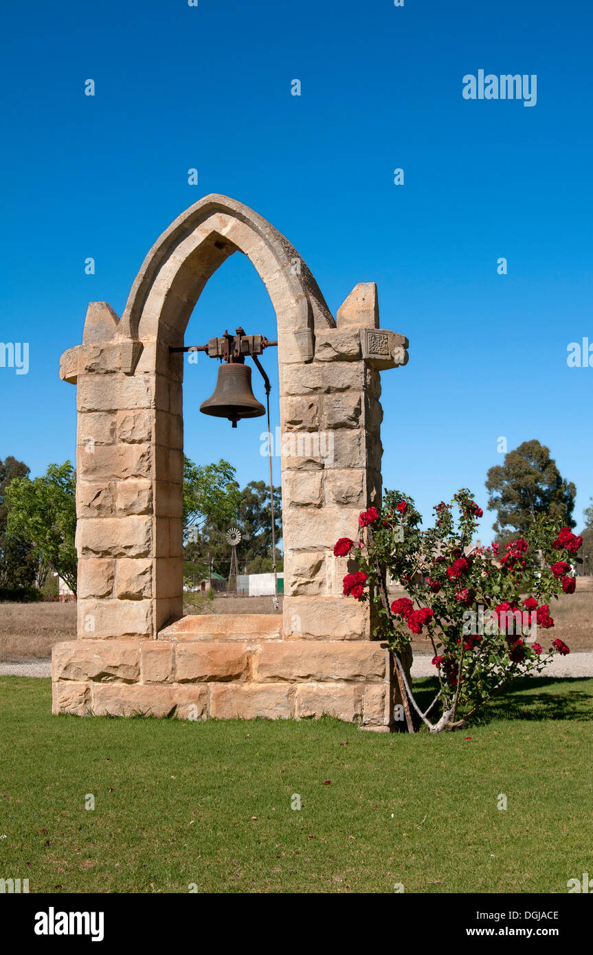 Unico standing torre campanaria della chiesa olandese riformata, Nieuwoudtville, Western Cape, Sud Africa Foto Stock