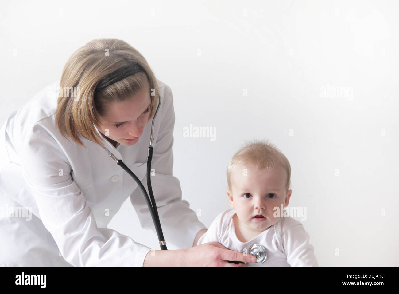 Medico donna esame baby al torace Foto Stock