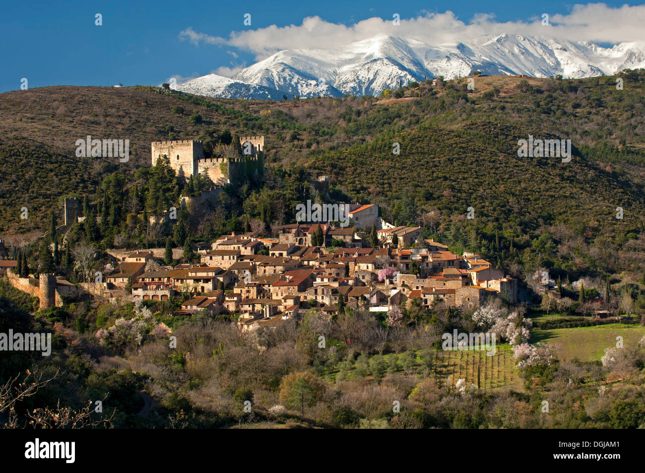 La città medievale di Castelnou, membro dell'associazione più bei villaggi di Francia, Castelnou Pyrénées-Orientales Foto Stock