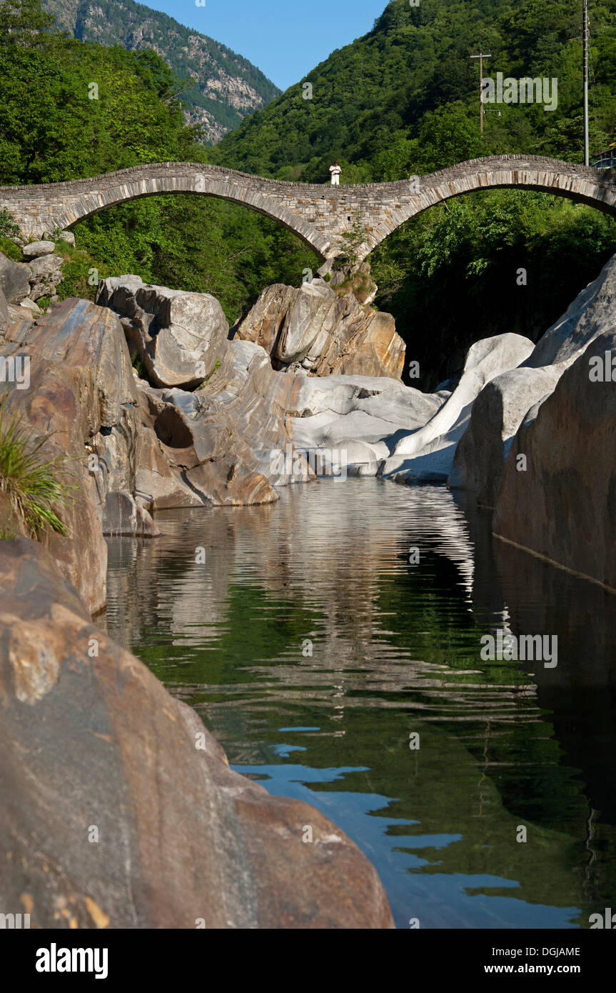 Ponte dei Salti, storico ponte romano con archi doppi attraversando il fiume Verzasca, Verzascatal, Lavertezzo, Kanton Tessin Foto Stock