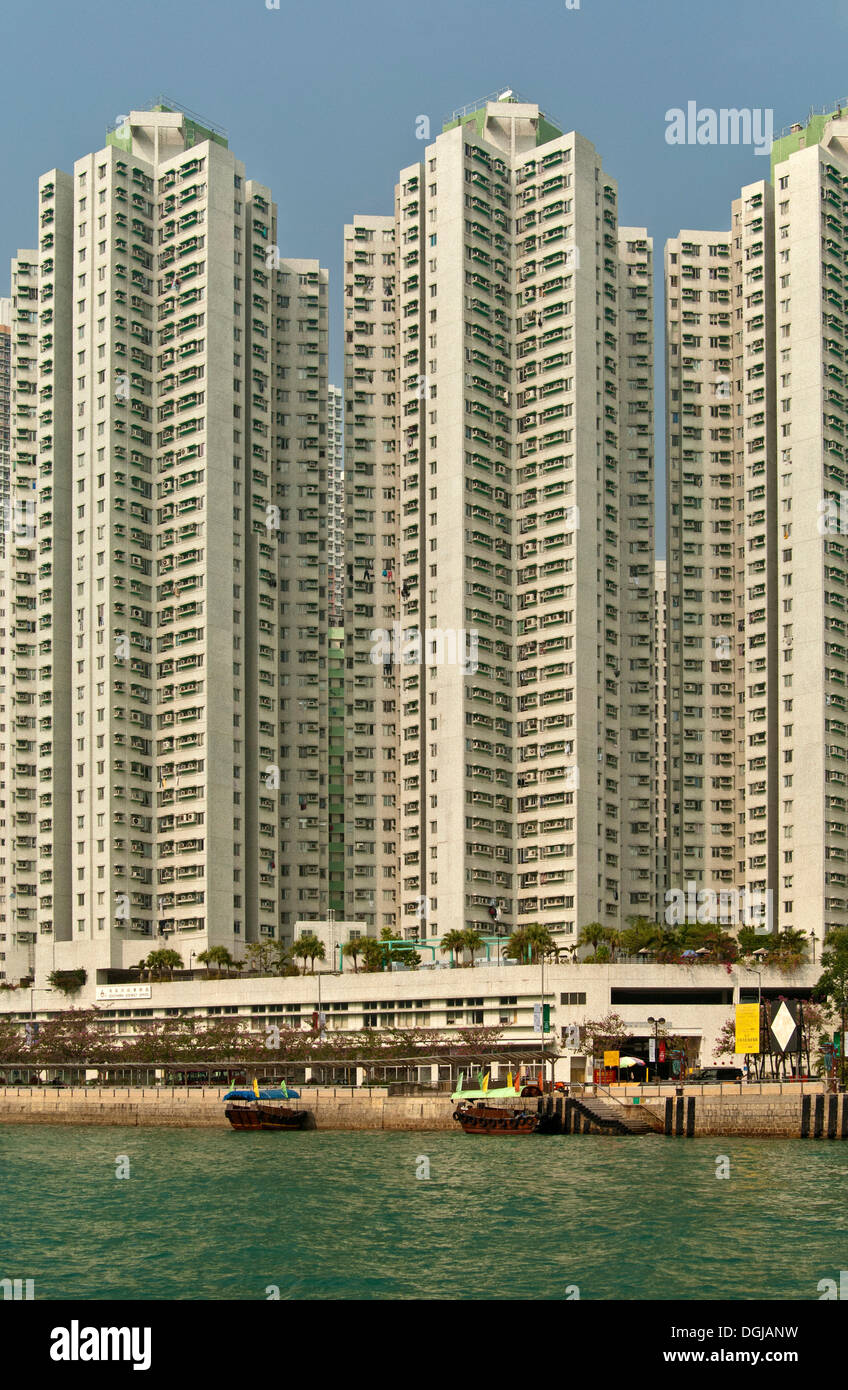 Edifici ad alta al canale di Aberdeen, Aberdeen, Hong Kong, Cina Foto Stock