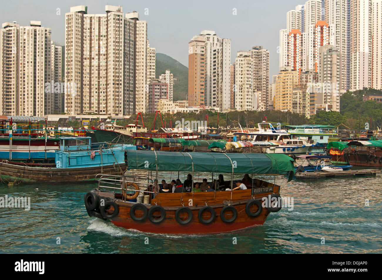 Edifici ad alta che domina il porto di Aberdeen, Sampan Boat Harbour, al canale di Aberdeen, Aberdeen, Hong Kong, Cina Foto Stock