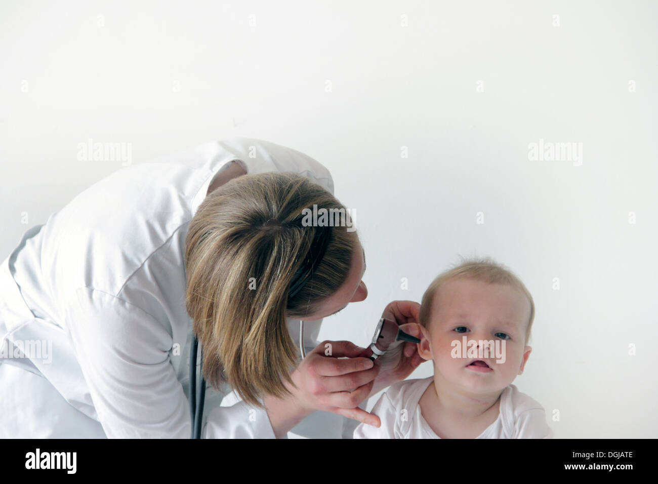 Medico donna esame baby l orecchio Foto Stock