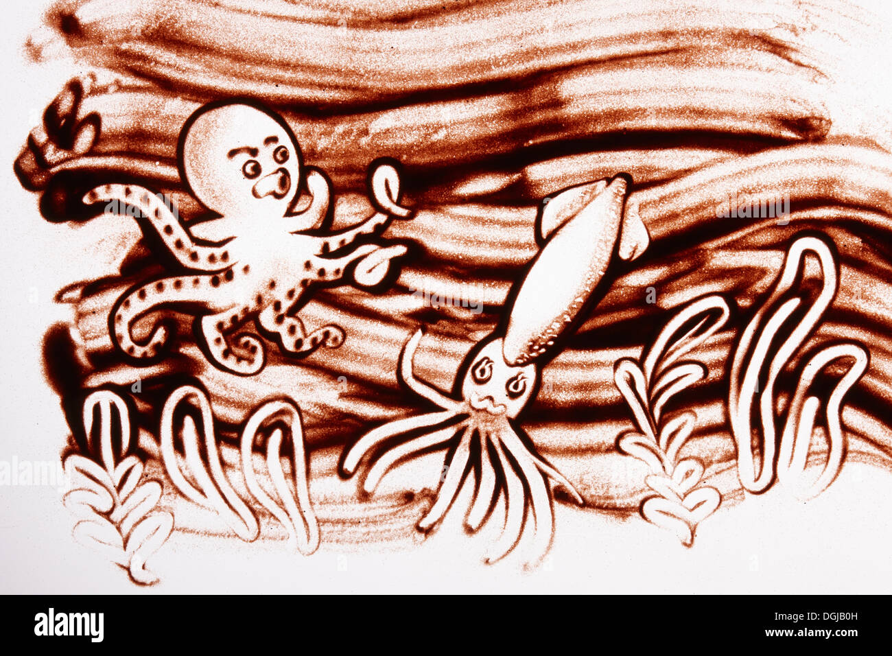 Un disegno di sabbia di calamari e un polpo Foto Stock