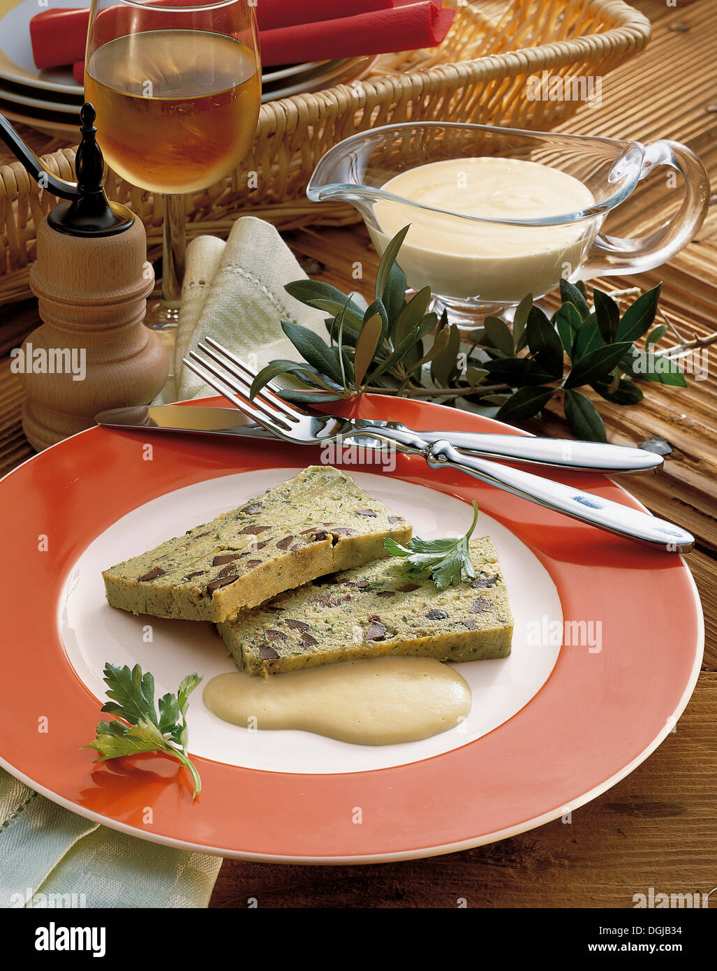 Flan di zucchine con olive, Italia. Foto Stock