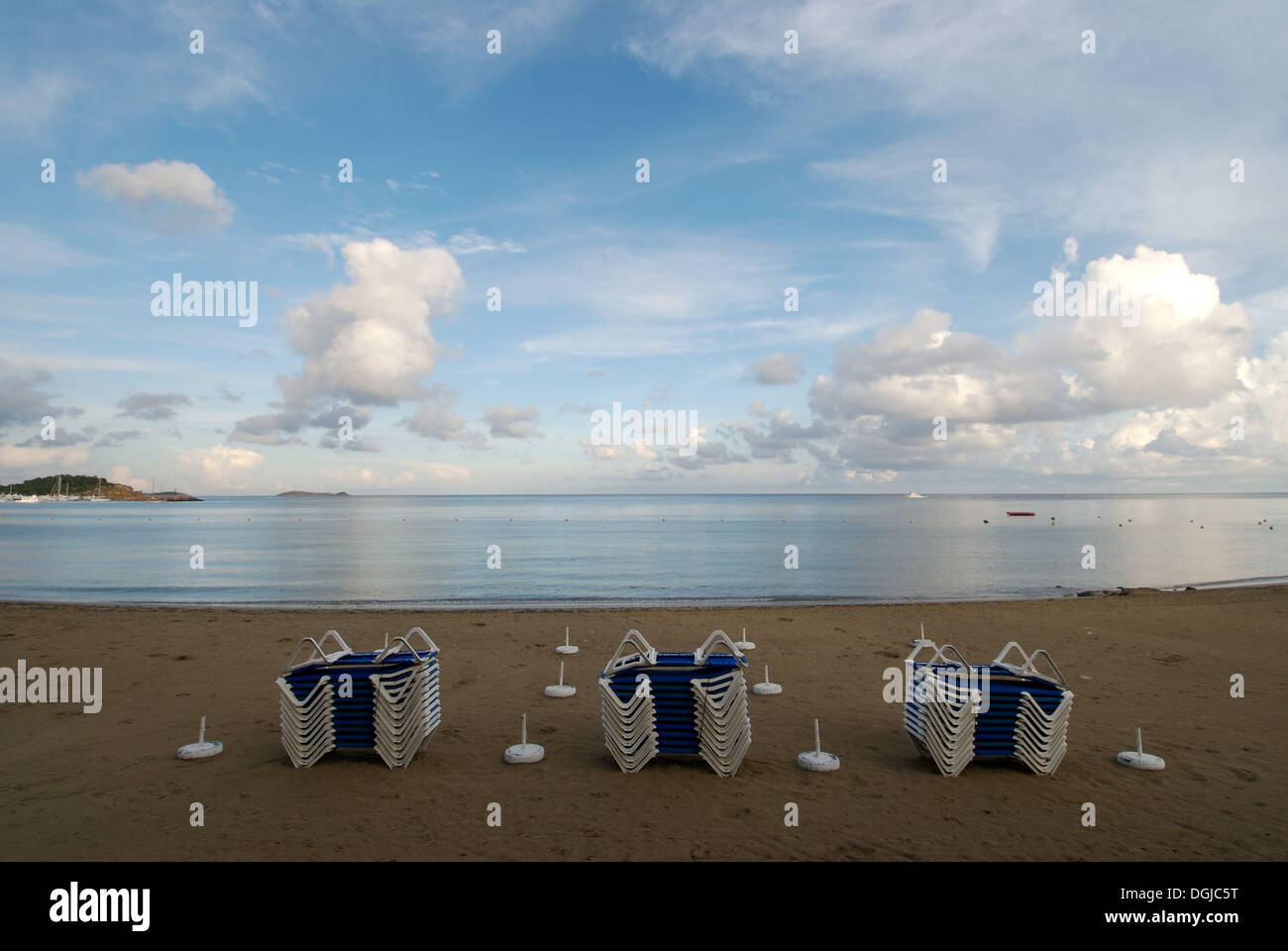 Spiaggia di Santa Eulalia del Rio dopo un giorno di pioggia Foto Stock