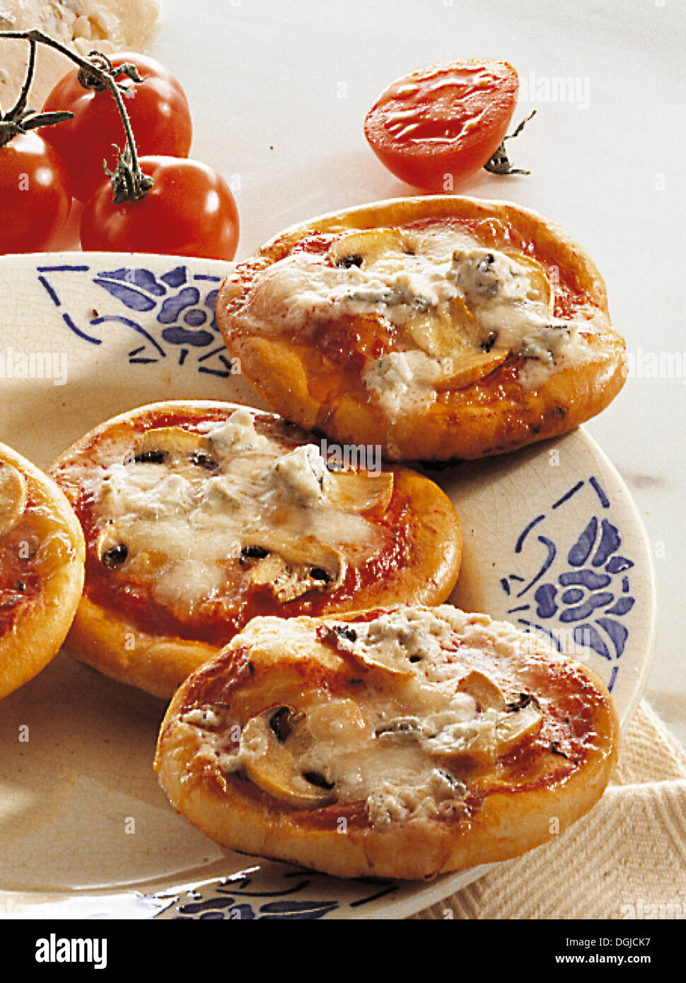 Mini pizze con gorgonzola, Italia. Foto Stock