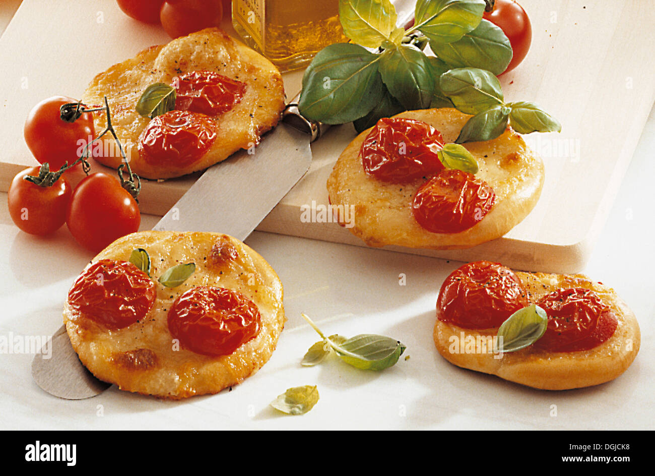 Mini pizze con pomodoro e mozzarella, Italia. Foto Stock