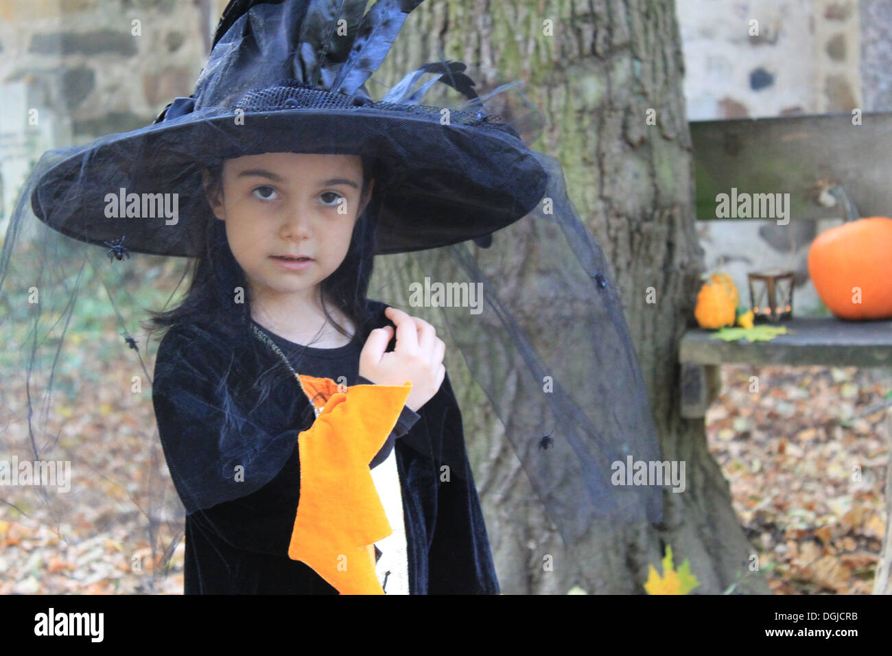 Halloween Tric - o - Treater nel suo costume Foto Stock