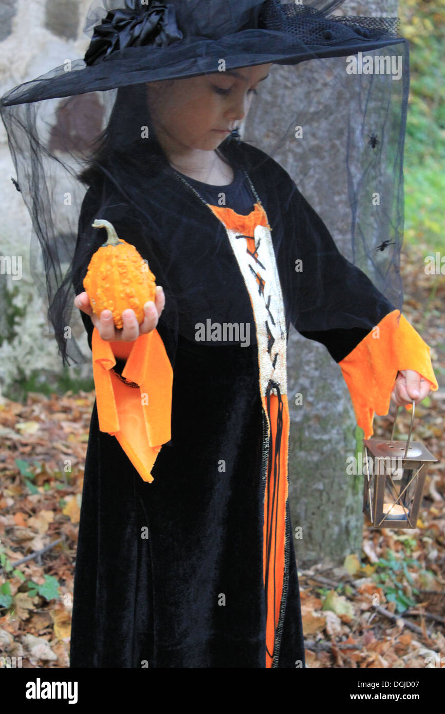 Strega bambino con laterna e zucca di Halloween eve Foto Stock