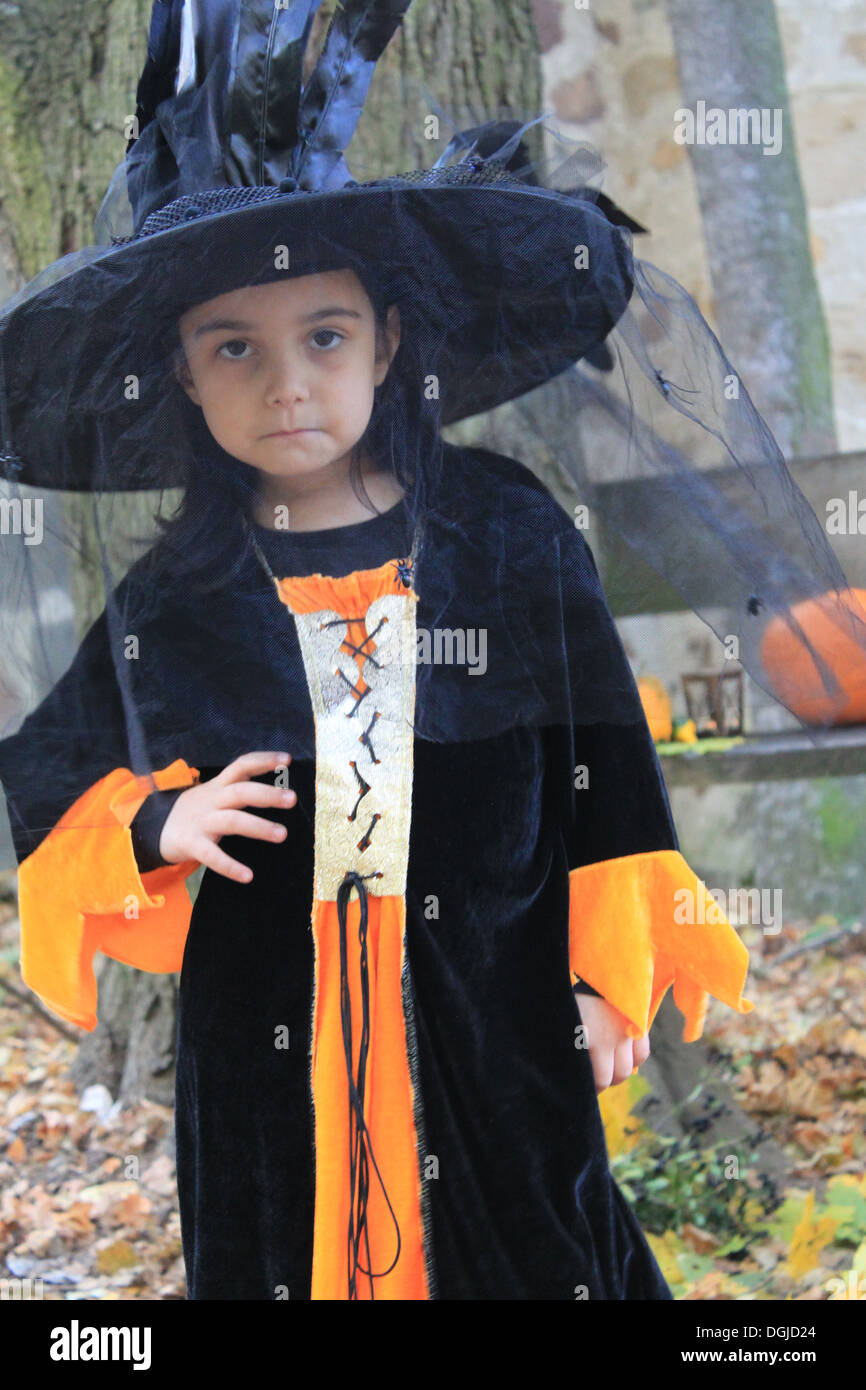 Strega bambino con una zucca di Halloween eve Foto Stock