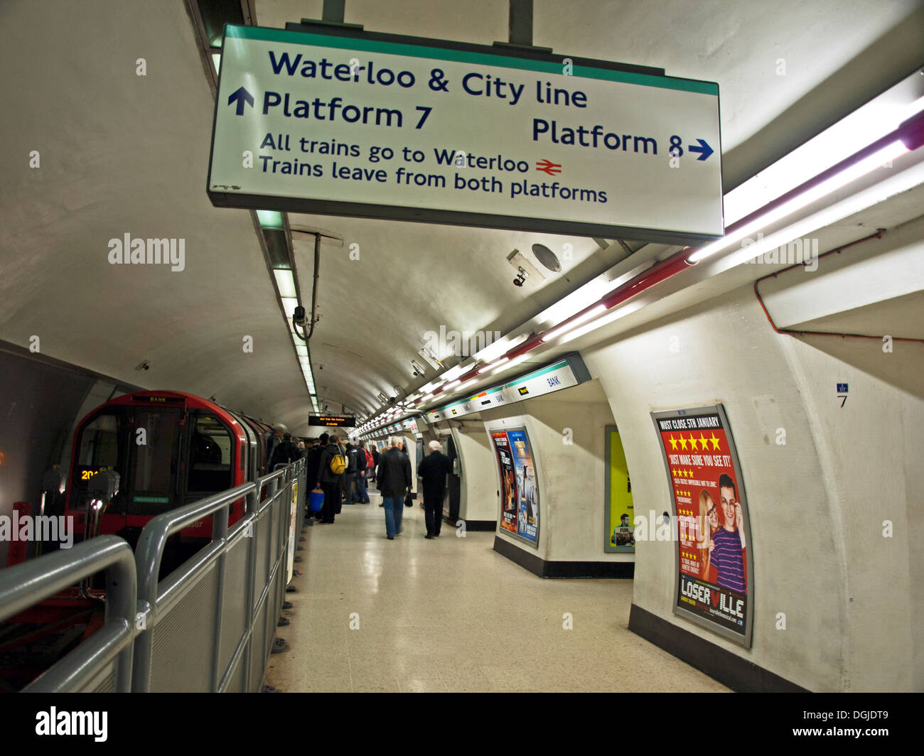 La Waterloo & City Line piattaforma alla stazione di Bank, City of London, Londra, Inghilterra, Regno Unito Foto Stock