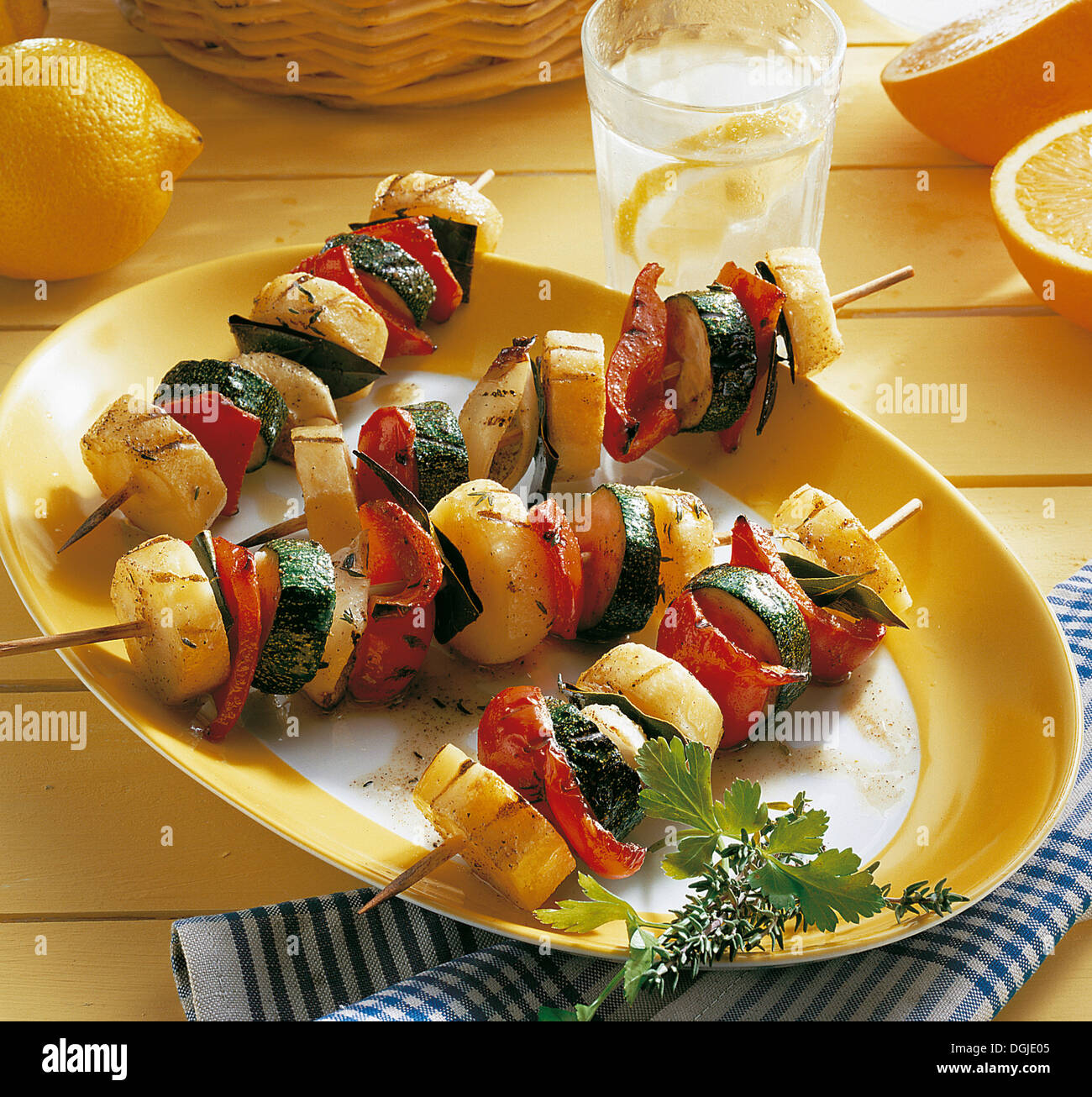 Patate israeliano-spiedini di verdure, patate, cipolle e zucchine e peperoni, condimento piccante, croccante, grigliate, Israele Foto Stock