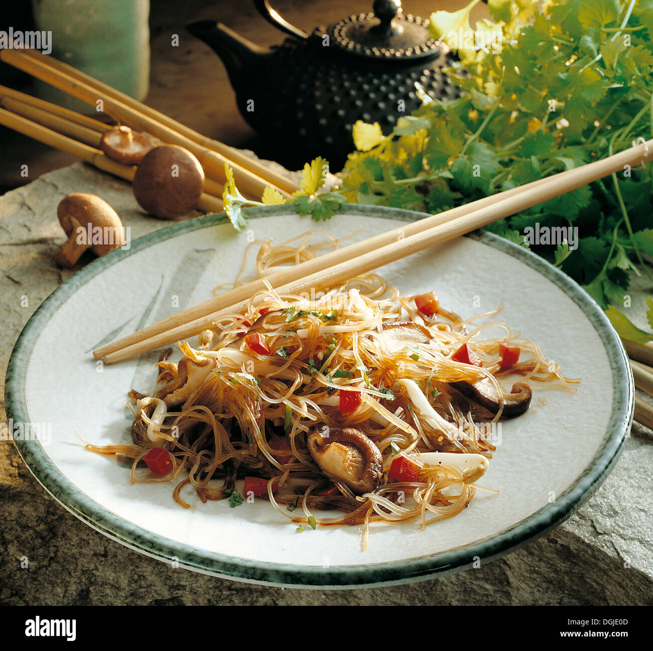 Il vetro a base di noodle con insalata di germogli di soia, funghi shiitake, verdure fresche e zenzero medicazione, Vietnam Foto Stock