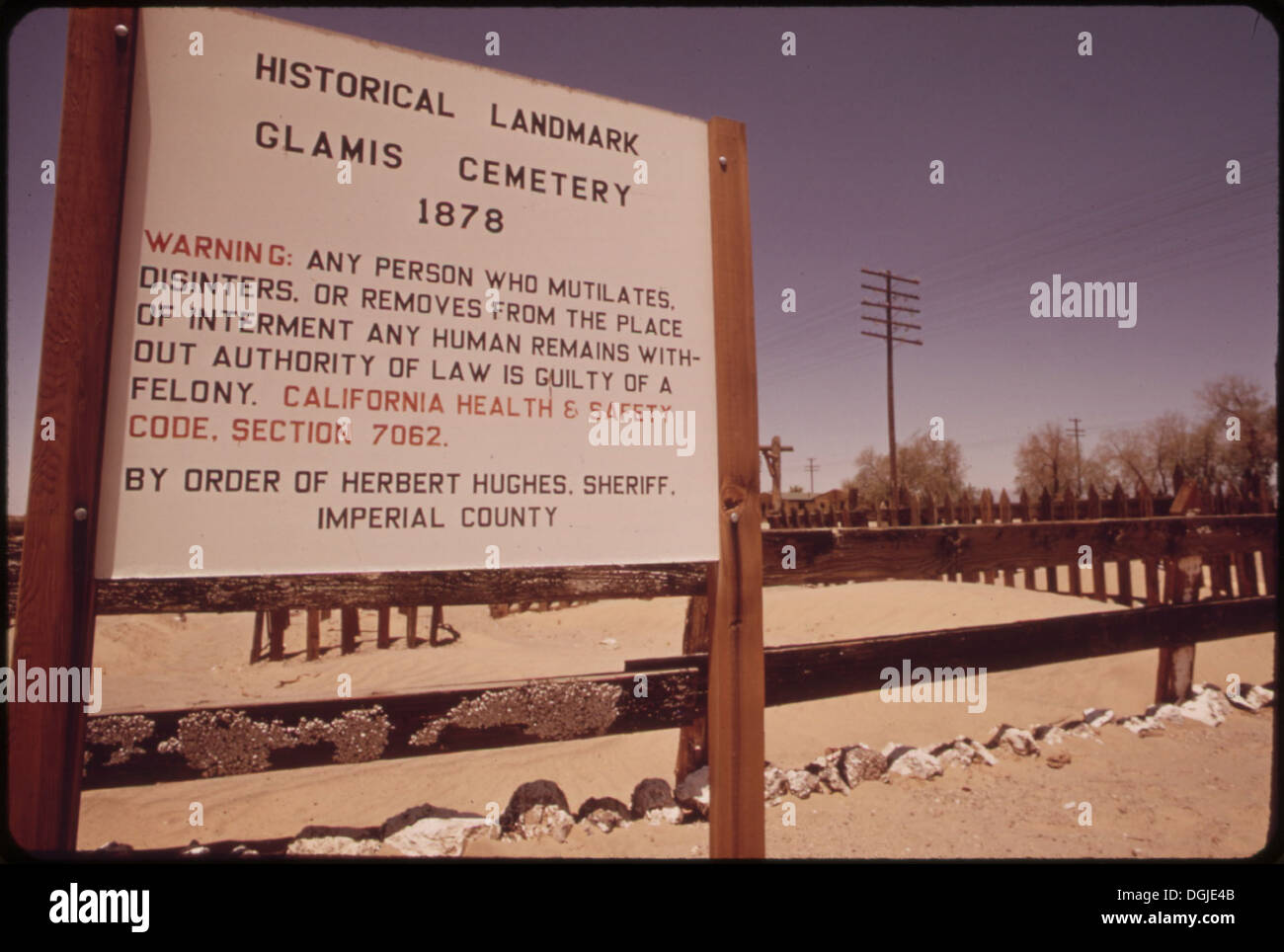 L'Imperial Valley Cemetery, situato in California, serve come luogo di riposo finale per molti individui, mostrando il significato dei cimiteri nel preservare la storia e onorare coloro che sono passati. Foto Stock
