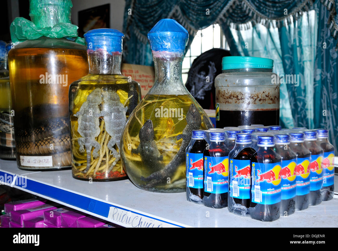 Confronto dei vietnamiti e western bevande energetiche, Vietnam Asia Foto Stock