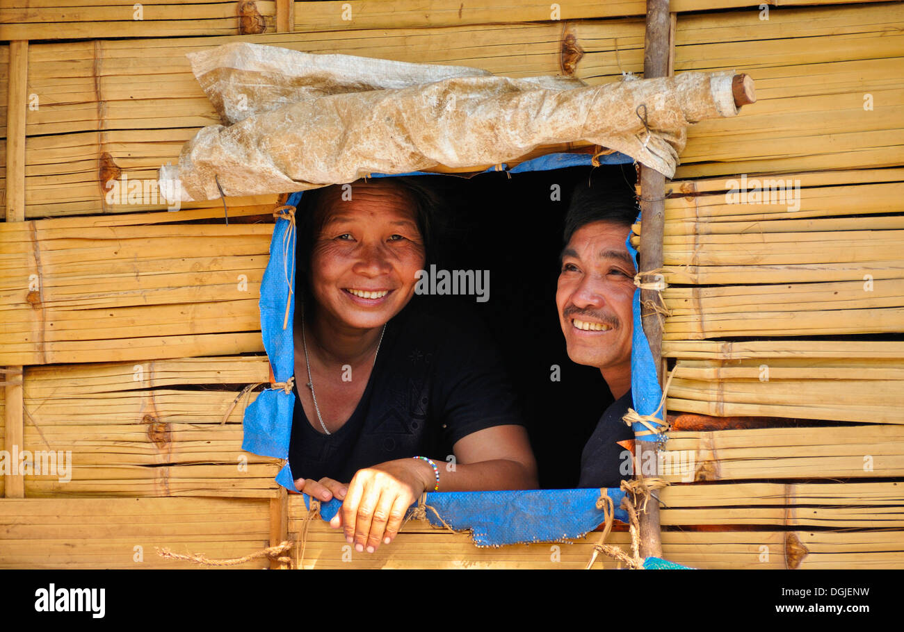 Uomo e donna che guarda fuori da una finestra, Vietnam Asia Foto Stock
