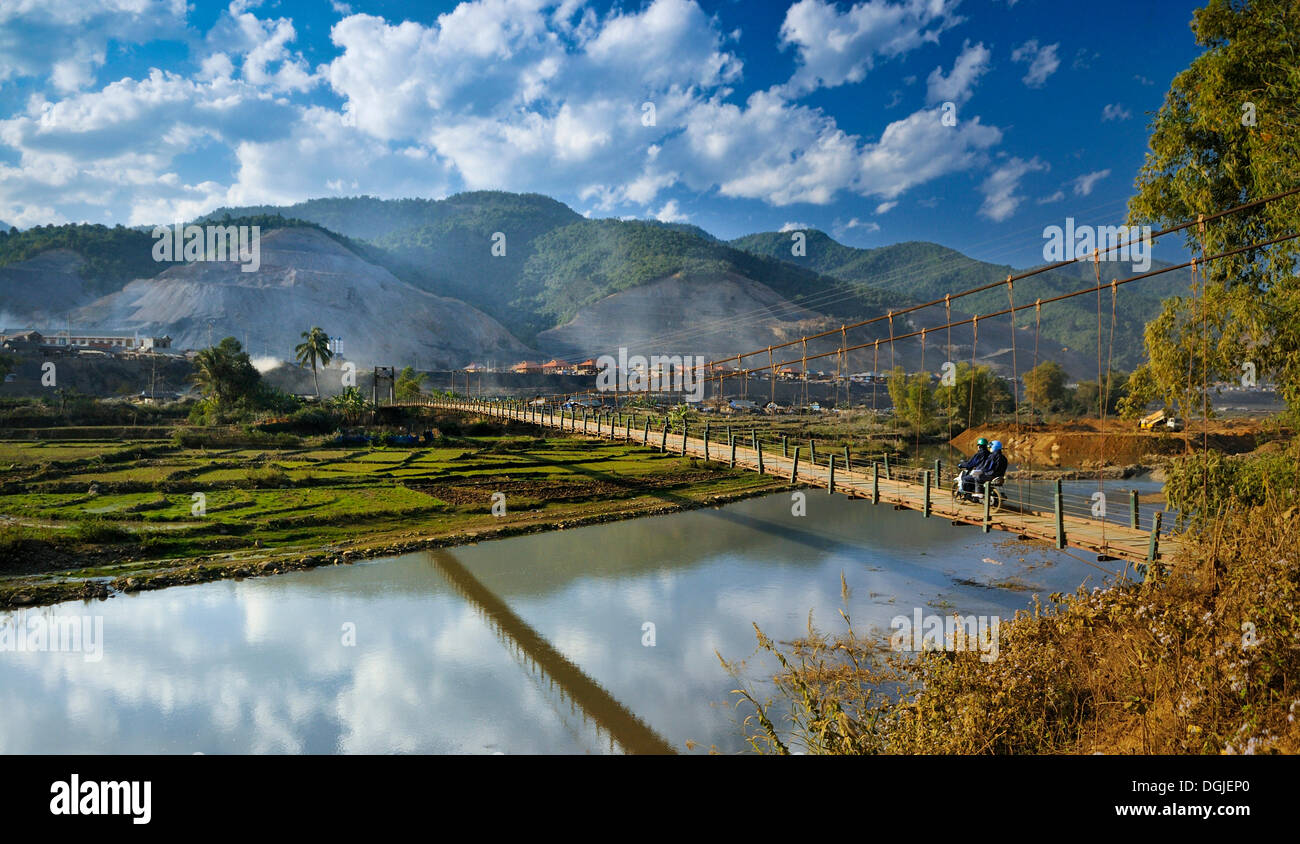 Ponte di sospensione in Mai Chau Valley, il Vietnam Asia Foto Stock