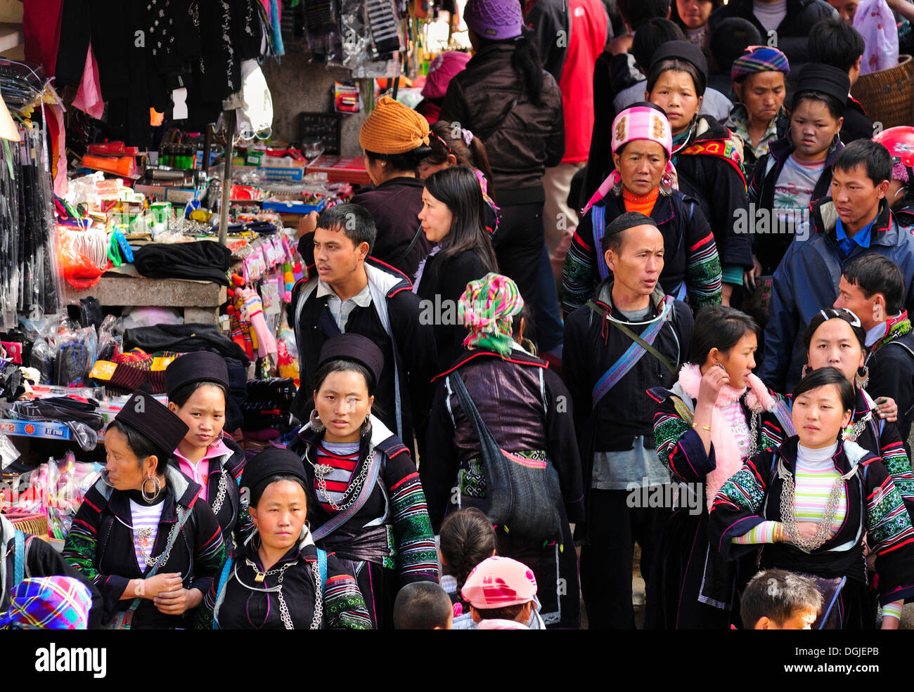 Mercato di Sa Pa o Sapa, nero di etnia Hmong gruppo di minoranza, Vietnam del Nord, Vietnam Asia Foto Stock
