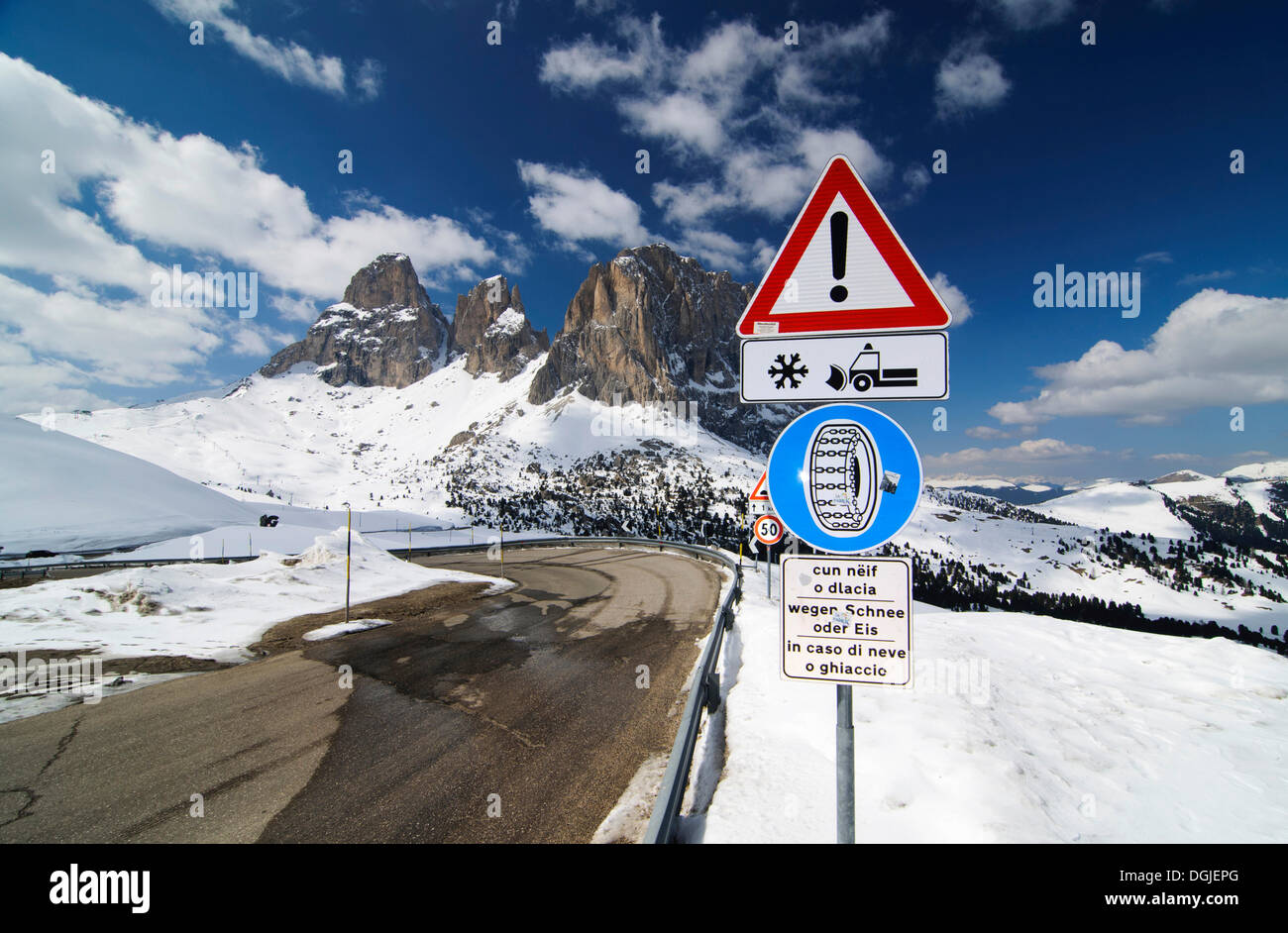 Segno di traffico, avviso servizi invernali, le catene da neve sono obbligatori nella neve nel retro del gruppo del Sassolungo, Sella, Tirolo Foto Stock