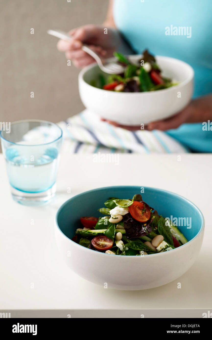 Donna di mangiare verdura insalata di fagioli Foto Stock