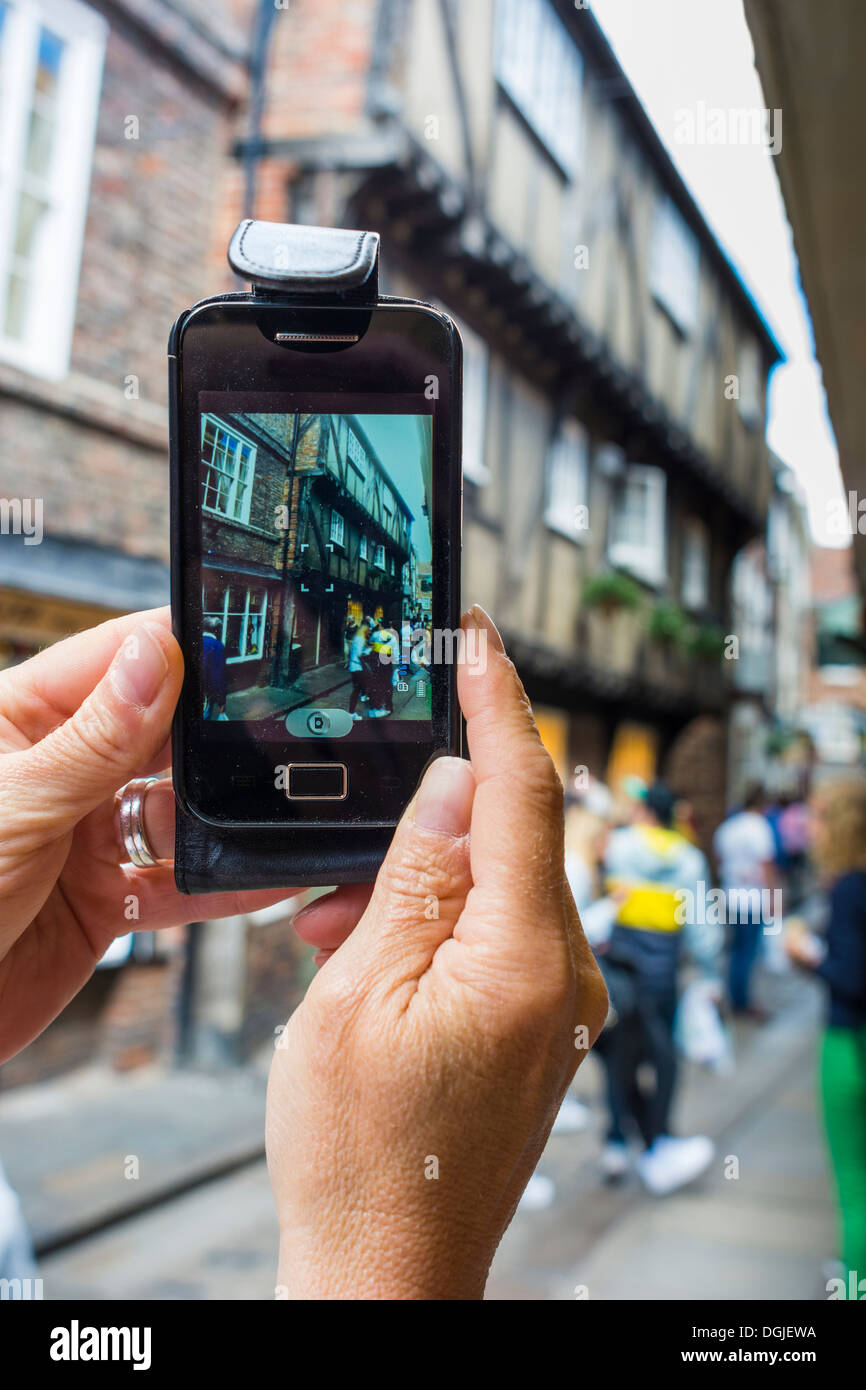 Un turista di scattare una foto con uno smartphone. Foto Stock