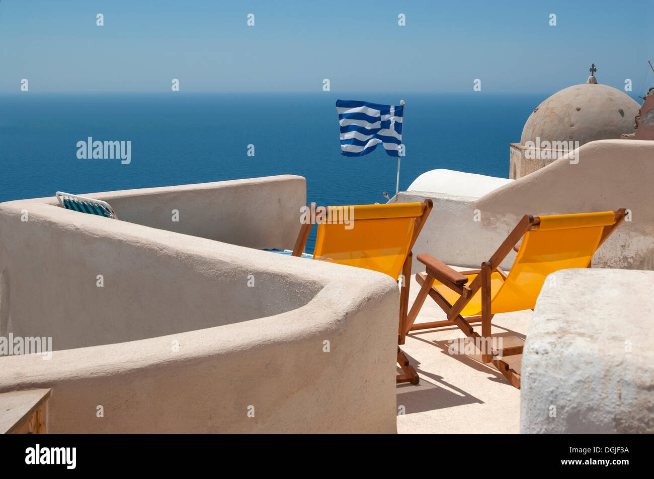 Lettini per prendere il sole sulla terrazza di un greco guesthouse, SANTORINI, CICLADI Grecia, Europa Foto Stock