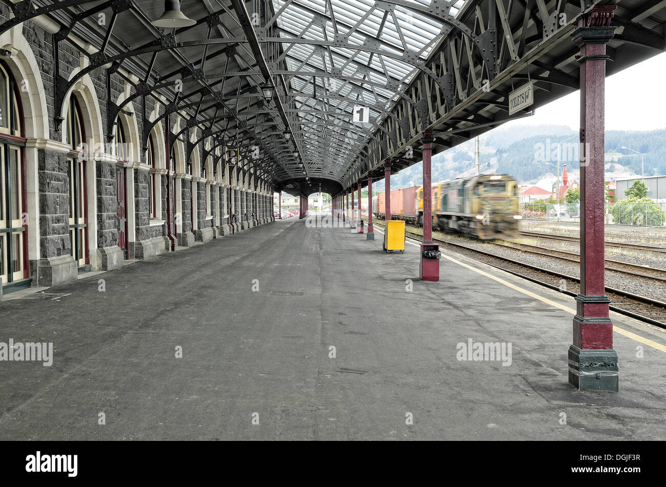 Piattaforma con un treno che entrano nella stazione, storico Dunedin stazione ferroviaria, Dunedin, Isola del Sud, Nuova Zelanda, Oceania Foto Stock