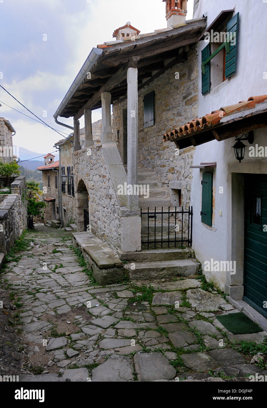 Street con tipici loggiati in Hum, Croazia, Europa Foto Stock