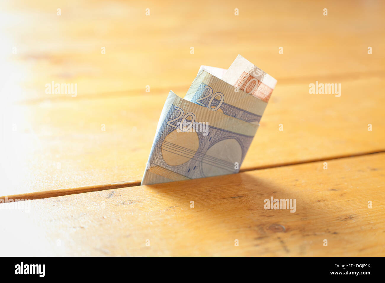 Venti Euro nota tra tavoloni Foto Stock