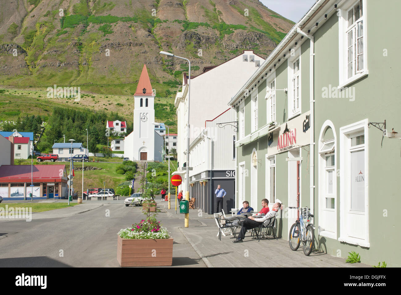 Il centro della città con la chiesa, Siglufjoerður, Islanda, Europa Foto Stock