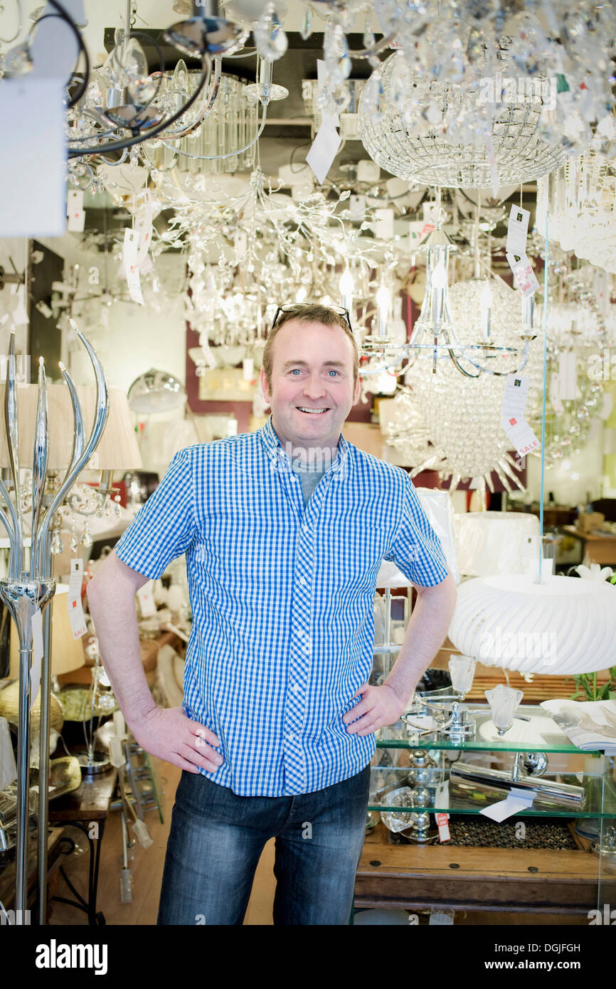 Ritratto di coppia proprietario del negozio di luce, sorridente Foto Stock