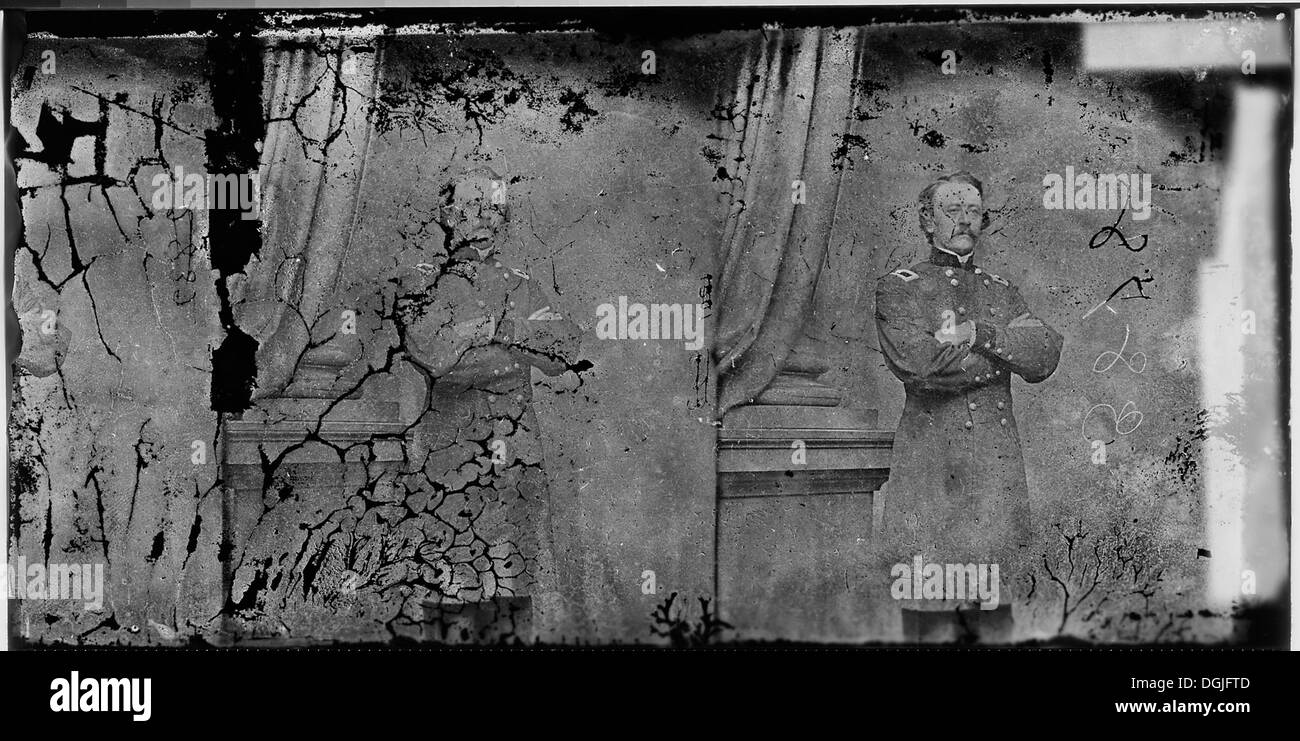 Un ufficiale in servizio, impegnato in responsabilità ufficiali, probabilmente facente parte del servizio di contrasto o militare. Foto Stock