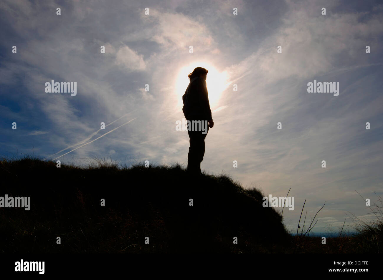 Un solitario adolescente maschio,permanente sulla Staffordshire Moorlands. Foto Stock