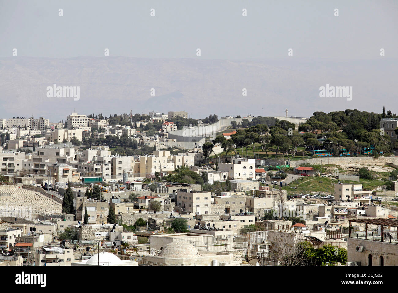 Vista dalla torre della chiesa luterana del Redentore, la parete per i territori palestinesi a retro, Gerusalemme Foto Stock