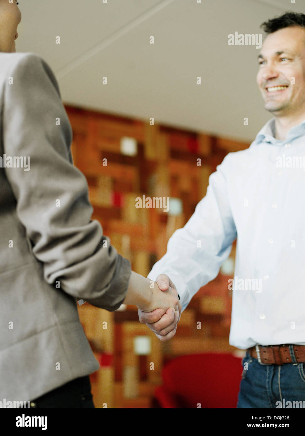 L uomo e la donna si stringono la mano Foto Stock