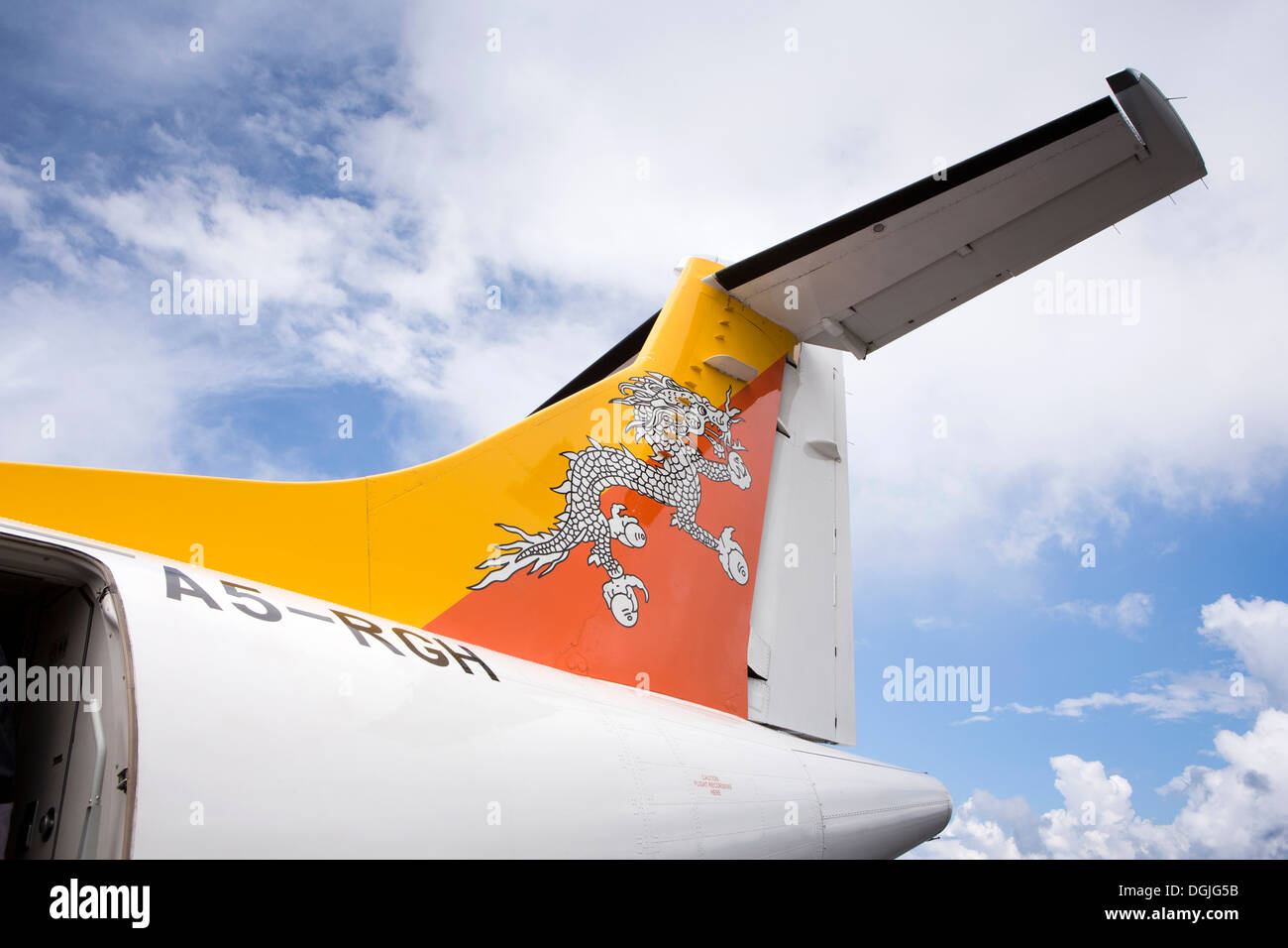 Il Bhutan, Paro International Airport, thunder dragon flag sulla coda della Druk Air ATR 42-500 Foto Stock