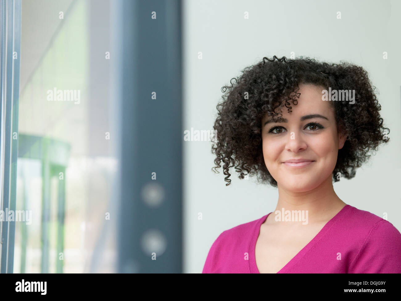 Ritratto di giovane donna lavoratore di ufficio Foto Stock