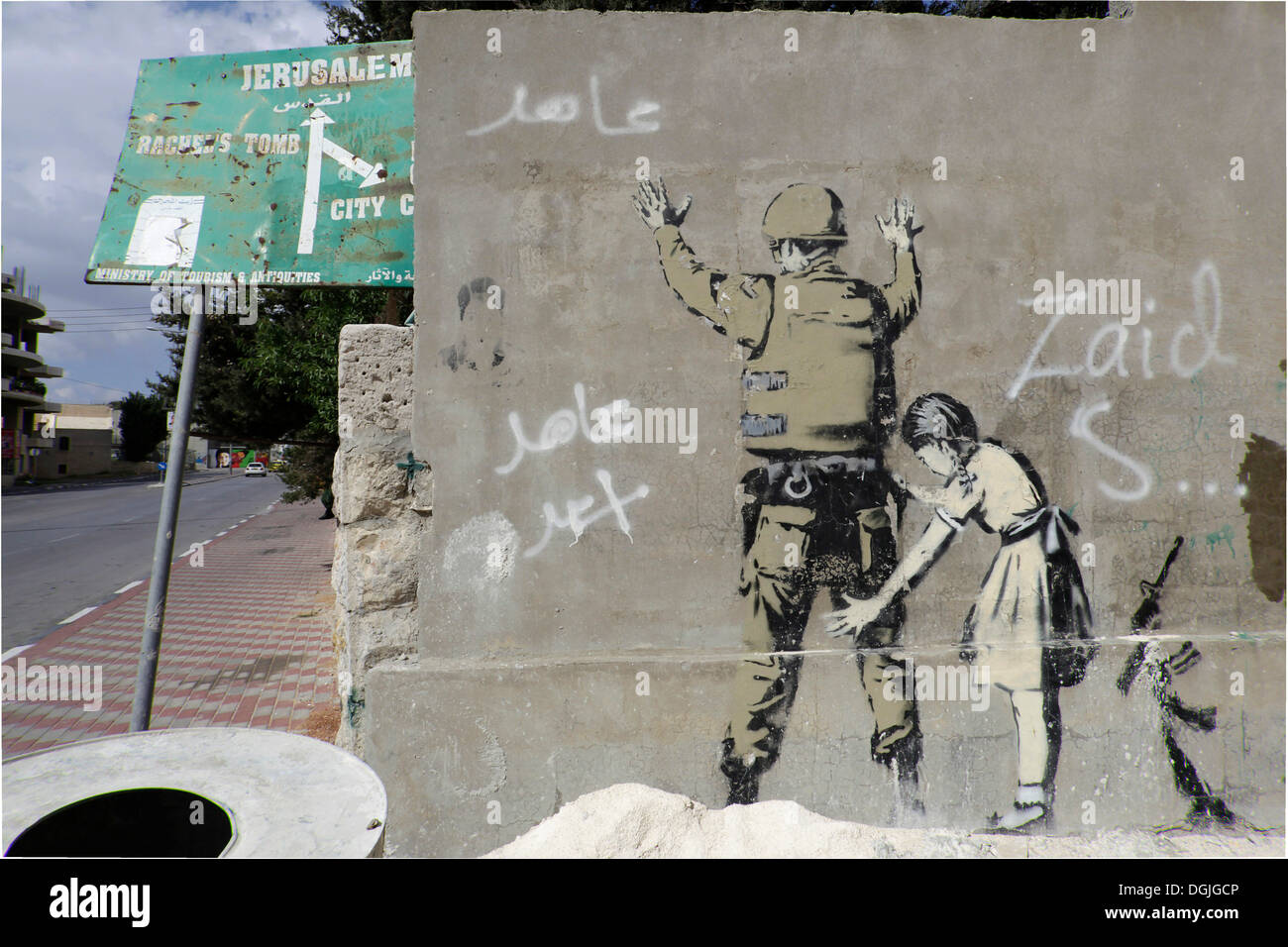 Parete con un graffito di Banksy, palestinesi, tra Betlemme, West Bank e a Gerusalemme, Israele, Medio Oriente Foto Stock
