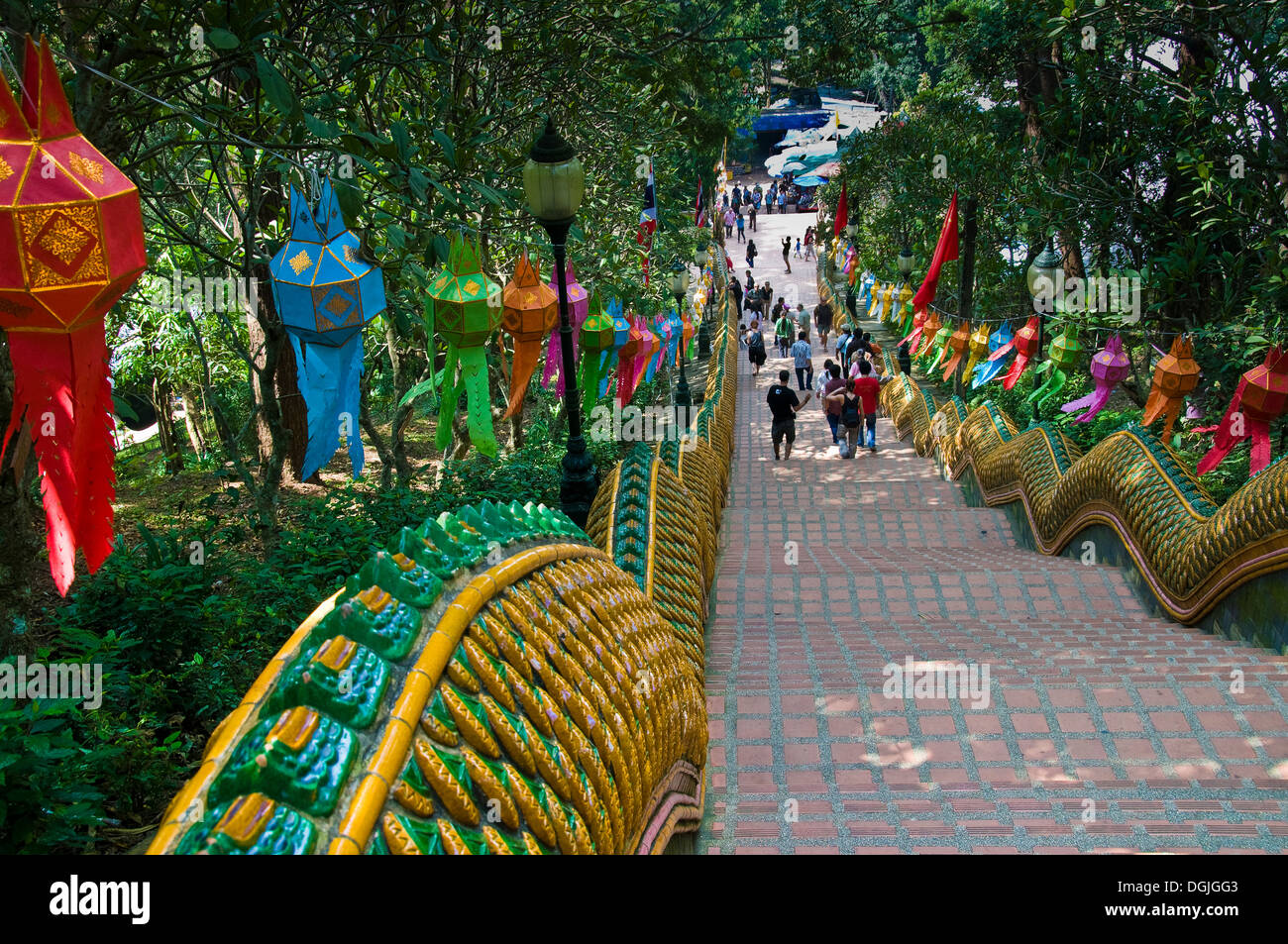 Persone che salgono e scendono i 300 gradini fino al Wat Phra That Doi Suthep a Chiang Mai. Foto Stock